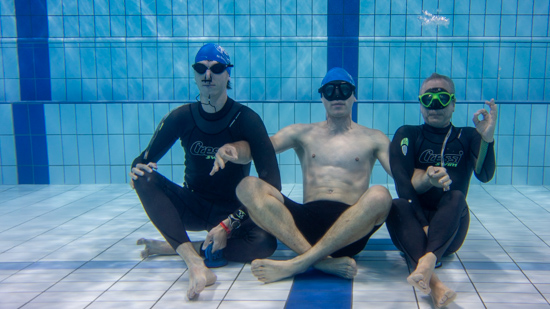 Freitaucher beim Apnoetraining in der Schwimmhalle