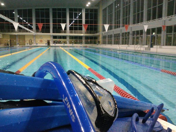 Foto: Trainingsausrüstung auf einem Startblock im Sportforum Hohenschönhausen